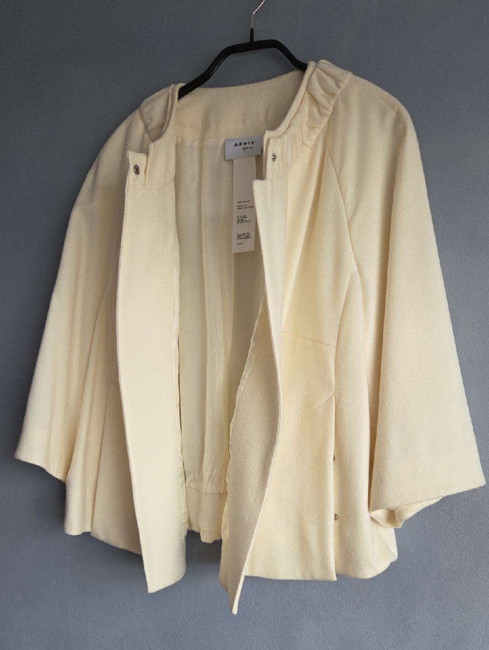 NWOT, AKRIS PUNTO CREAM CROPPED MINI CAPE COAT SIZE US 14